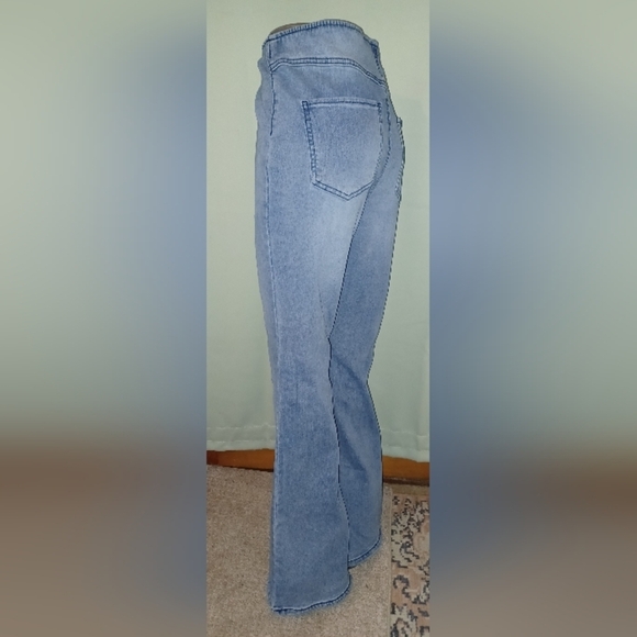 A Tinseltown High-Waist Flair Jeans - Picture 2 of 5